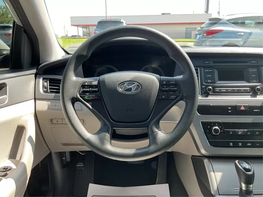 2015 Hyundai Sonata SE (5NPE24AF0FH) with an 2.4L I-4 gasoline direct injection engine, located at 8750 N County Rd 25A, Piqua, OH, 45356, (937) 908-9800, 40.164391, -84.232513 - Photo#15