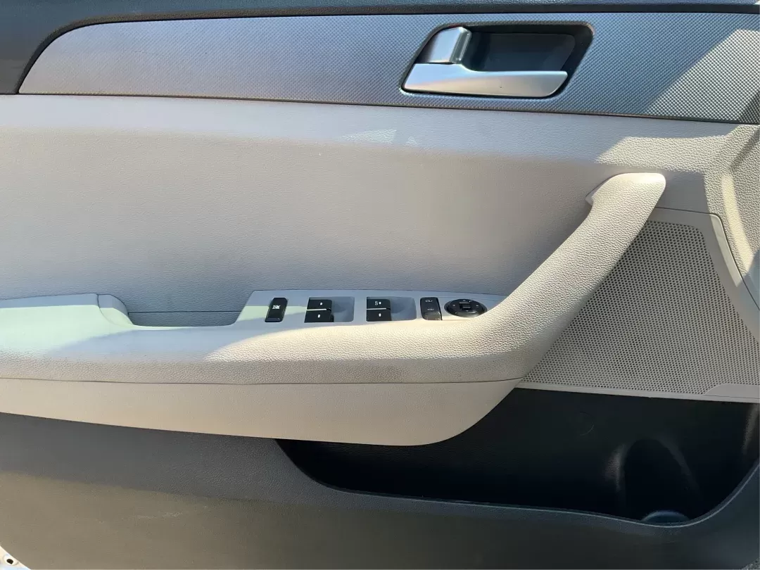 2015 Hyundai Sonata SE (5NPE24AF0FH) with an 2.4L I-4 gasoline direct injection engine, located at 8750 N County Rd 25A, Piqua, OH, 45356, (937) 908-9800, 40.164391, -84.232513 - Photo#16
