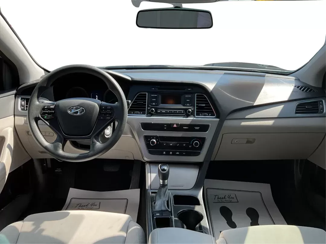 2015 Hyundai Sonata SE (5NPE24AF0FH) with an 2.4L I-4 gasoline direct injection engine, located at 8750 N County Rd 25A, Piqua, OH, 45356, (937) 908-9800, 40.164391, -84.232513 - Photo#18