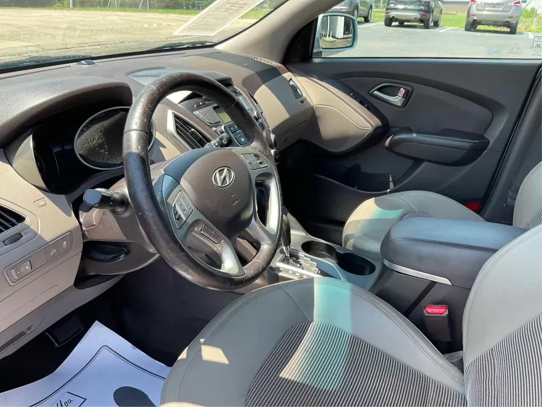 2012 Hyundai Tucson GLS (KM8JU3AC7CU) with an Theta II 2.4L I-4 DOHC engine, located at 1184 Kauffman Ave, Fairborn, OH, 45324, (937) 908-9800, 39.807072, -84.030914 - Photo#8