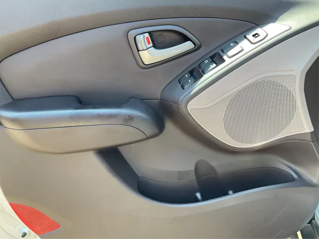 2012 Hyundai Tucson GLS (KM8JU3AC7CU) with an Theta II 2.4L I-4 DOHC engine, located at 1184 Kauffman Ave, Fairborn, OH, 45324, (937) 908-9800, 39.807072, -84.030914 - Photo#16