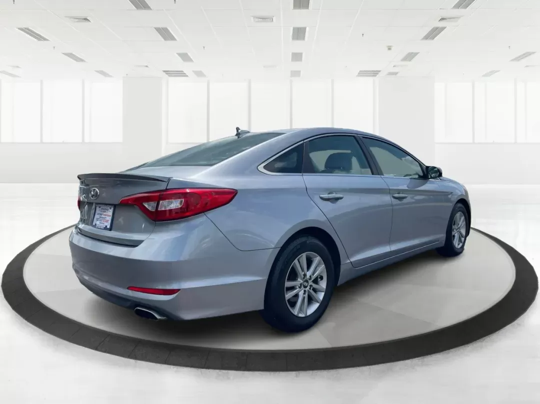 2015 Hyundai Sonata SE (5NPE24AF4FH) with an 2.4L I-4 gasoline direct injection engine, located at 880 E. National Road, Vandalia, OH, 45377, (937) 908-9800, 39.891918, -84.183594 - Photo#2