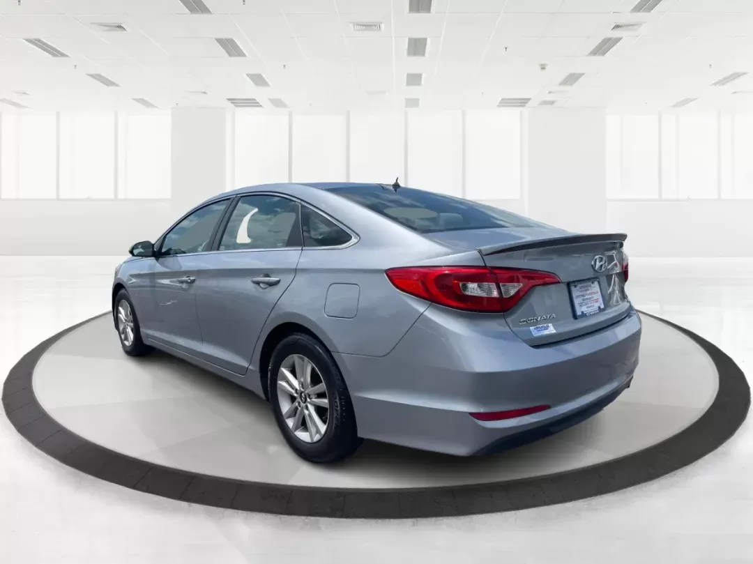 2015 Hyundai Sonata SE (5NPE24AF4FH) with an 2.4L I-4 gasoline direct injection engine, located at 880 E. National Road, Vandalia, OH, 45377, (937) 908-9800, 39.891918, -84.183594 - Photo#4