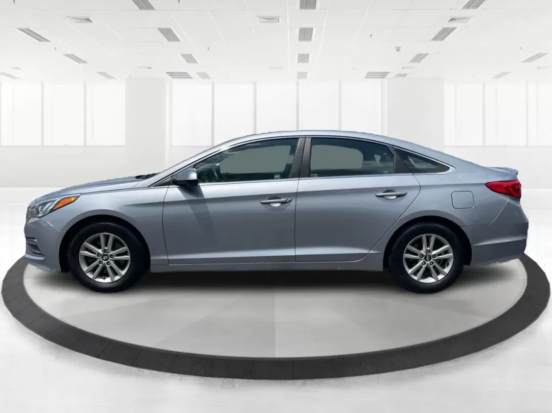 2015 Hyundai Sonata SE (5NPE24AF4FH) with an 2.4L I-4 gasoline direct injection engine, located at 880 E. National Road, Vandalia, OH, 45377, (937) 908-9800, 39.891918, -84.183594 - Photo#5