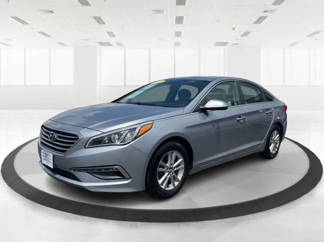 2015 Hyundai Sonata SE (5NPE24AF4FH) with an 2.4L I-4 gasoline direct injection engine, located at 880 E. National Road, Vandalia, OH, 45377, (937) 908-9800, 39.891918, -84.183594 - Photo#7