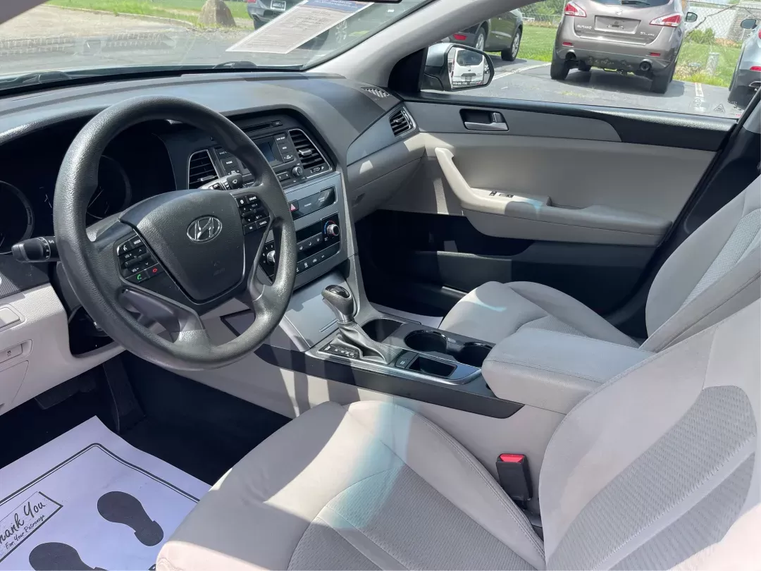 2015 Hyundai Sonata SE (5NPE24AF4FH) with an 2.4L I-4 gasoline direct injection engine, located at 880 E. National Road, Vandalia, OH, 45377, (937) 908-9800, 39.891918, -84.183594 - Photo#8