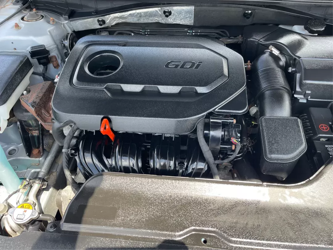 2015 Hyundai Sonata SE (5NPE24AF4FH) with an 2.4L I-4 gasoline direct injection engine, located at 880 E. National Road, Vandalia, OH, 45377, (937) 908-9800, 39.891918, -84.183594 - Photo#10