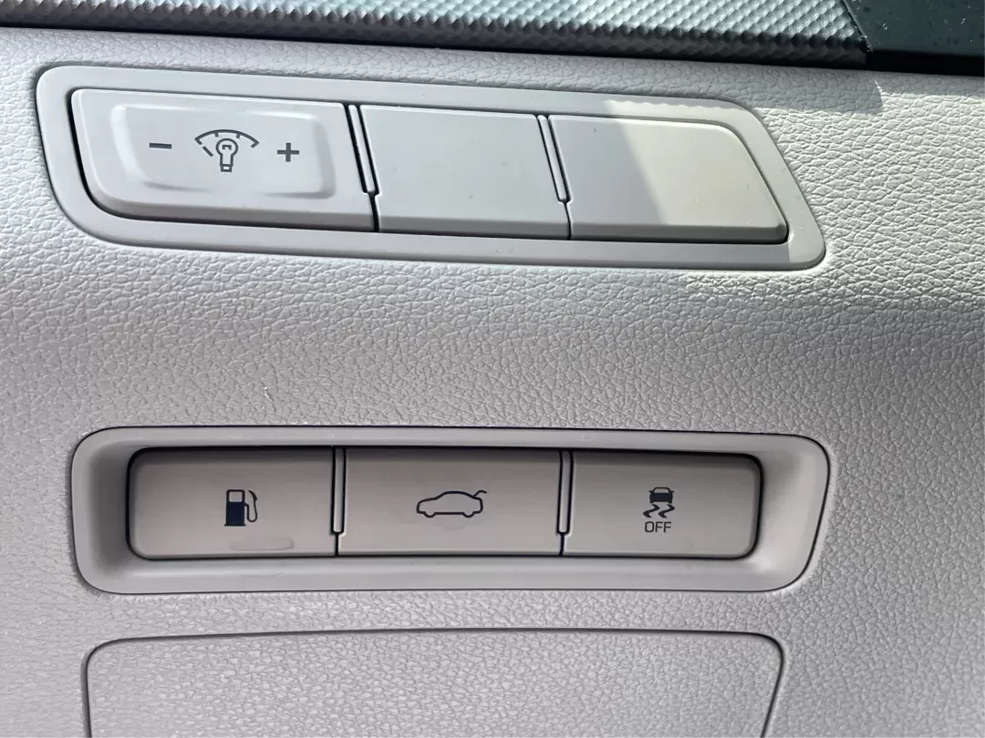 2015 Hyundai Sonata SE (5NPE24AF4FH) with an 2.4L I-4 gasoline direct injection engine, located at 880 E. National Road, Vandalia, OH, 45377, (937) 908-9800, 39.891918, -84.183594 - Photo#16