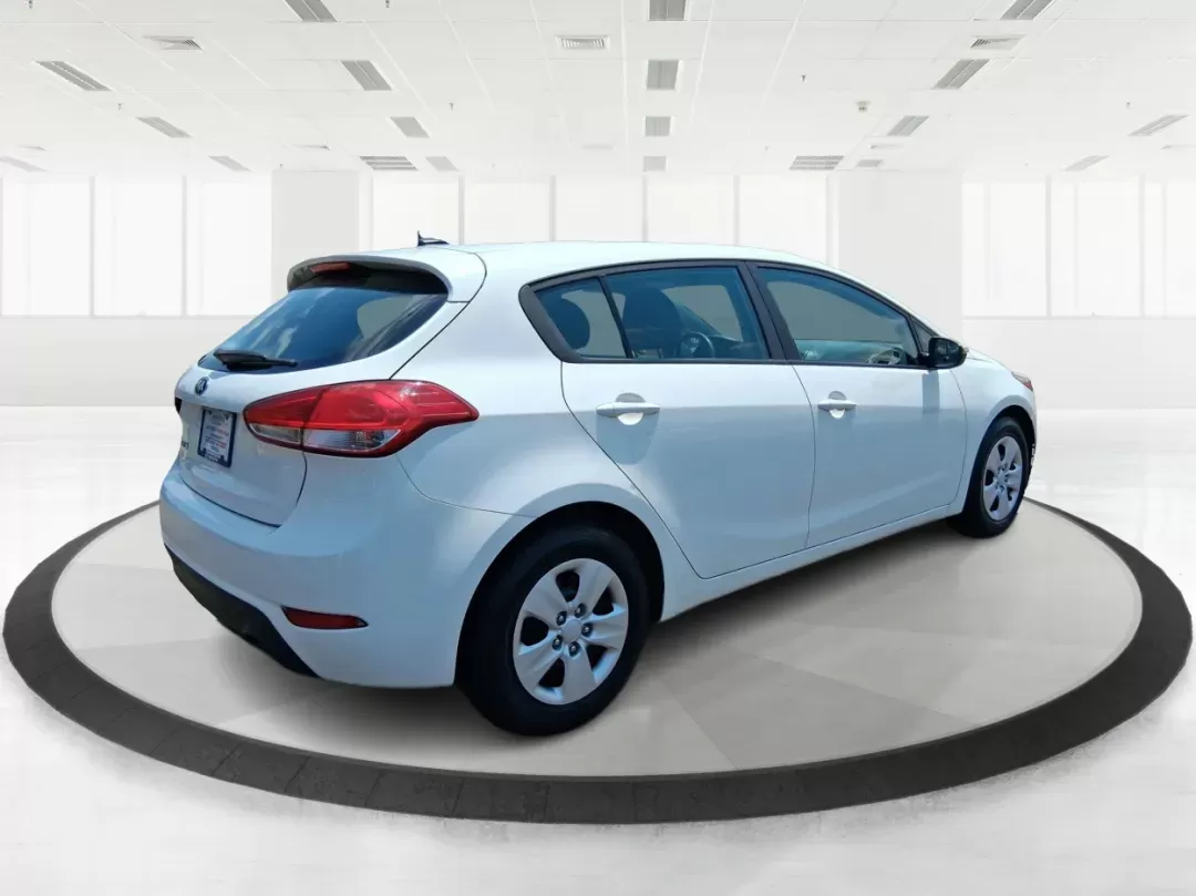 2017 Kia Forte LX (KNAFK5A8XH5) with an 2L I-4 DOHC engine, located at 1951 S Dayton Lakeview Rd., New Carlisle, OH, 45344, (937) 908-9800, 39.890999, -84.050255 - **Discover Adventure with the 2017 Kia Forte LX at Advantage Car and Credit!**<br /> <br /> Are you ready to elevate your daily commute or embark on a weekend adventure? The 2017 Kia Forte LX is your perfect companion, combining style, comfort, and impressive efficiency. With its eye-catching Clear - Photo#2