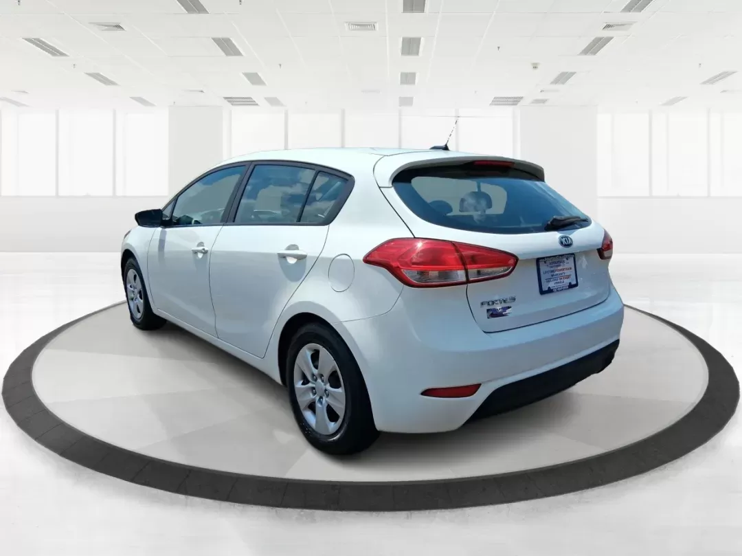 2017 Kia Forte LX (KNAFK5A8XH5) with an 2L I-4 DOHC engine, located at 1951 S Dayton Lakeview Rd., New Carlisle, OH, 45344, (937) 908-9800, 39.890999, -84.050255 - **Discover Adventure with the 2017 Kia Forte LX at Advantage Car and Credit!**<br /> <br /> Are you ready to elevate your daily commute or embark on a weekend adventure? The 2017 Kia Forte LX is your perfect companion, combining style, comfort, and impressive efficiency. With its eye-catching Clear - Photo#4