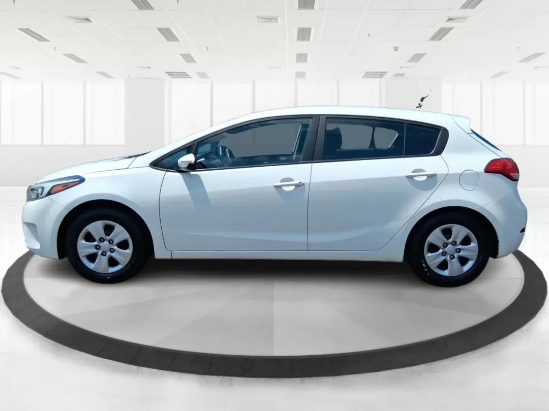 2017 Kia Forte LX (KNAFK5A8XH5) with an 2L I-4 DOHC engine, located at 1951 S Dayton Lakeview Rd., New Carlisle, OH, 45344, (937) 908-9800, 39.890999, -84.050255 - **Discover Adventure with the 2017 Kia Forte LX at Advantage Car and Credit!**<br /> <br /> Are you ready to elevate your daily commute or embark on a weekend adventure? The 2017 Kia Forte LX is your perfect companion, combining style, comfort, and impressive efficiency. With its eye-catching Clear - Photo#5