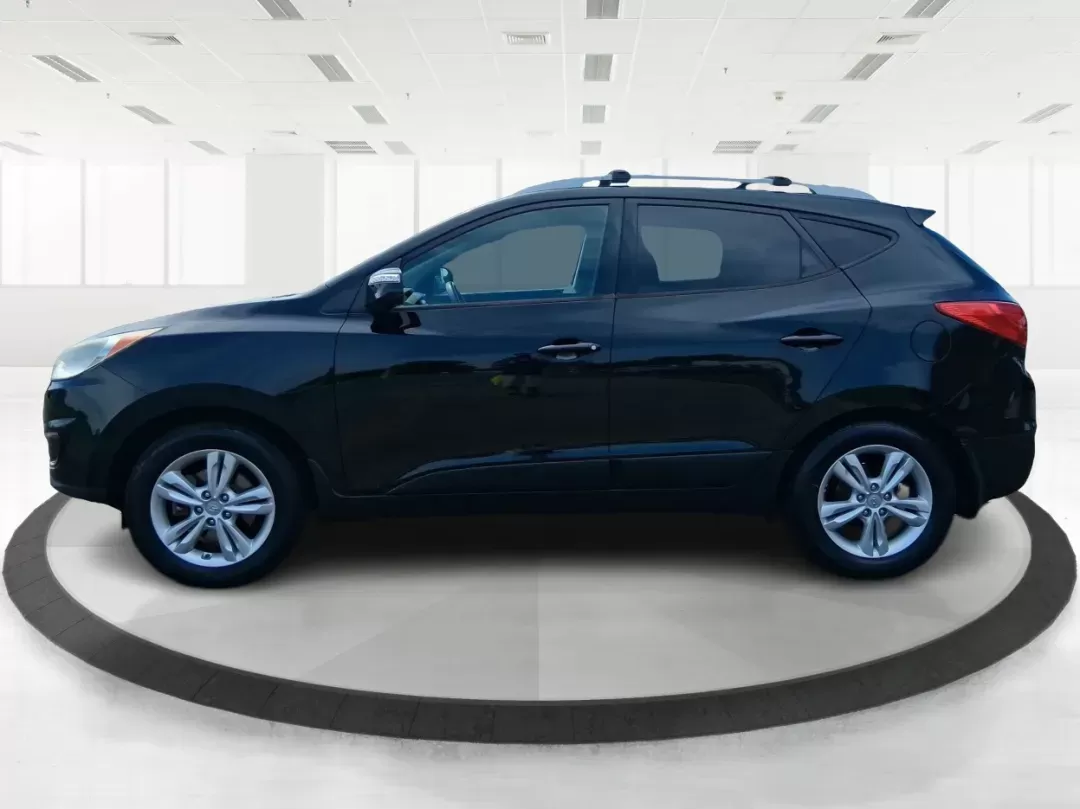 2012 Hyundai Tucson GLS (KM8JU3AC2CU) with an Theta II 2.4L I-4 DOHC engine, located at 880 E. National Road, Vandalia, OH, 45377, (937) 908-9800, 39.891918, -84.183594 - **Discover Your Next Adventure with the 2012 Hyundai Tucson GLS at Advantage Car and Credit!**<br /> <br /> Are you ready to elevate your lifestyle with a vehicle that meets the demands of your family, your daily commute, or those exciting weekend getaways? Look no further than the 2012 Hyundai Tucs - Photo#5