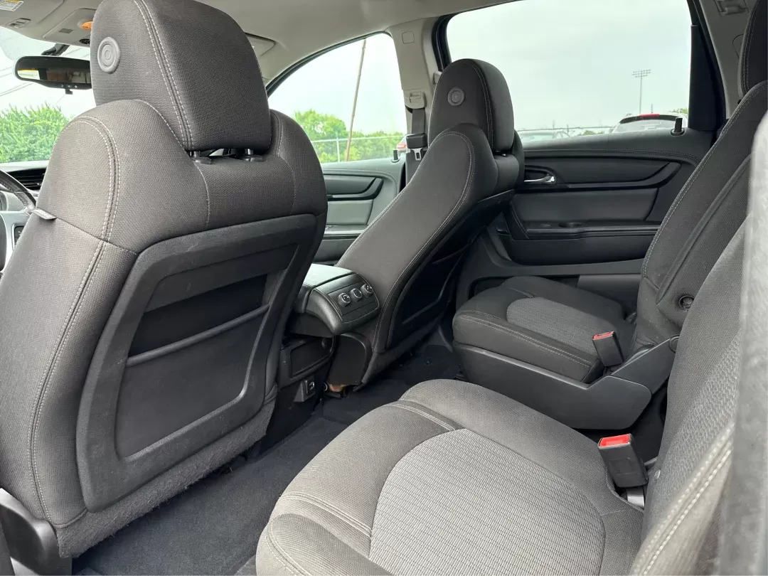 2017 Chevrolet Traverse 1LT (1GNKVGKD3HJ) with an 3.6L V-6 gasoline direct injection engine, located at 1099 N County Rd 25A , Troy, OH, 45373, (937) 908-9800, 40.057079, -84.212883 - **Adventure Awaits with the 2017 Chevrolet Traverse at Advantage Car and Credit!** <br /> <br /> If you're searching for a versatile vehicle that can handle everything life throws your way, look no further than this stunning 2017 Chevrolet Traverse. Perfectly suited for growing families, weekend adv - Photo#9