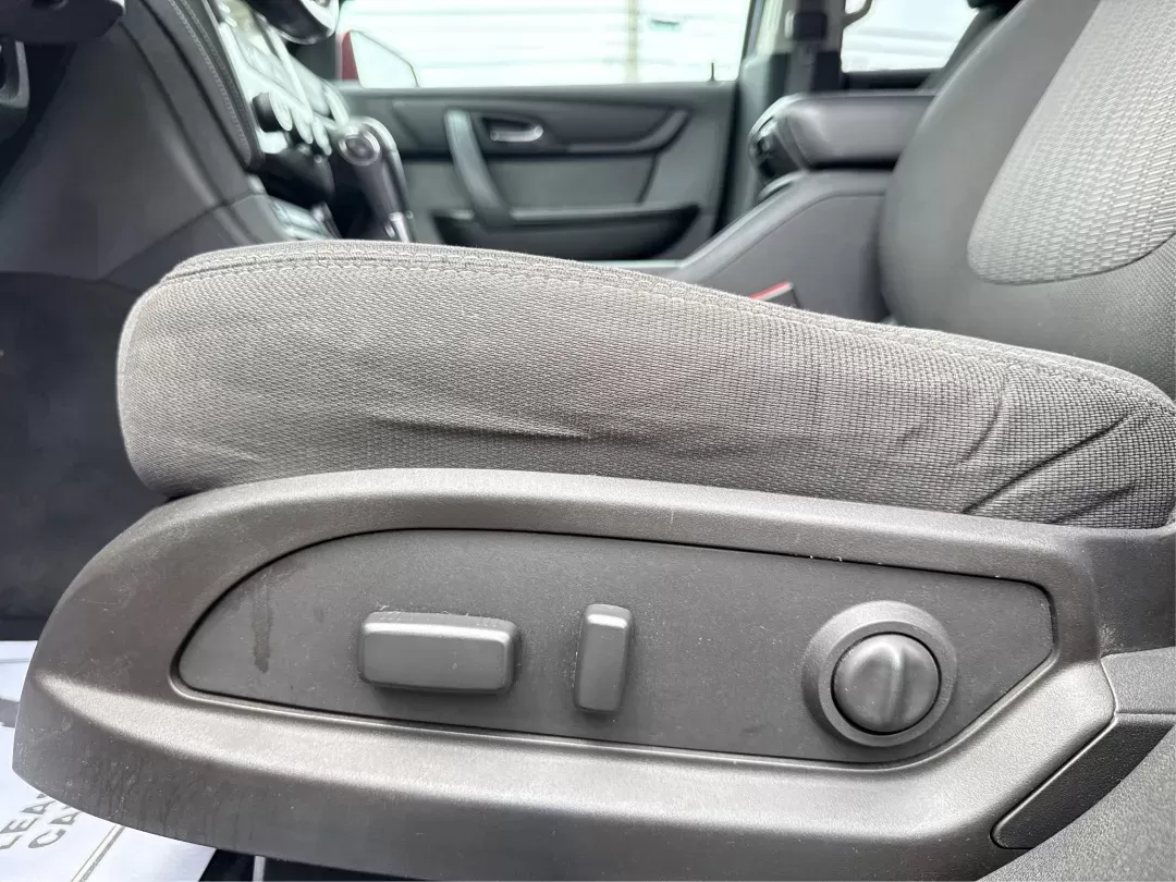 2017 Chevrolet Traverse 1LT (1GNKVGKD3HJ) with an 3.6L V-6 gasoline direct injection engine, located at 1099 N County Rd 25A , Troy, OH, 45373, (937) 908-9800, 40.057079, -84.212883 - **Adventure Awaits with the 2017 Chevrolet Traverse at Advantage Car and Credit!** <br /> <br /> If you're searching for a versatile vehicle that can handle everything life throws your way, look no further than this stunning 2017 Chevrolet Traverse. Perfectly suited for growing families, weekend adv - Photo#17