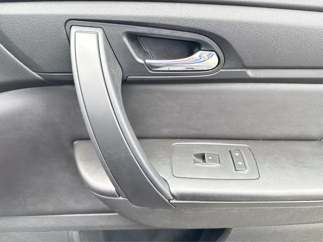 2017 Chevrolet Traverse 1LT (1GNKVGKD3HJ) with an 3.6L V-6 gasoline direct injection engine, located at 1099 N County Rd 25A , Troy, OH, 45373, (937) 908-9800, 40.057079, -84.212883 - **Adventure Awaits with the 2017 Chevrolet Traverse at Advantage Car and Credit!** <br /> <br /> If you're searching for a versatile vehicle that can handle everything life throws your way, look no further than this stunning 2017 Chevrolet Traverse. Perfectly suited for growing families, weekend adv - Photo#19