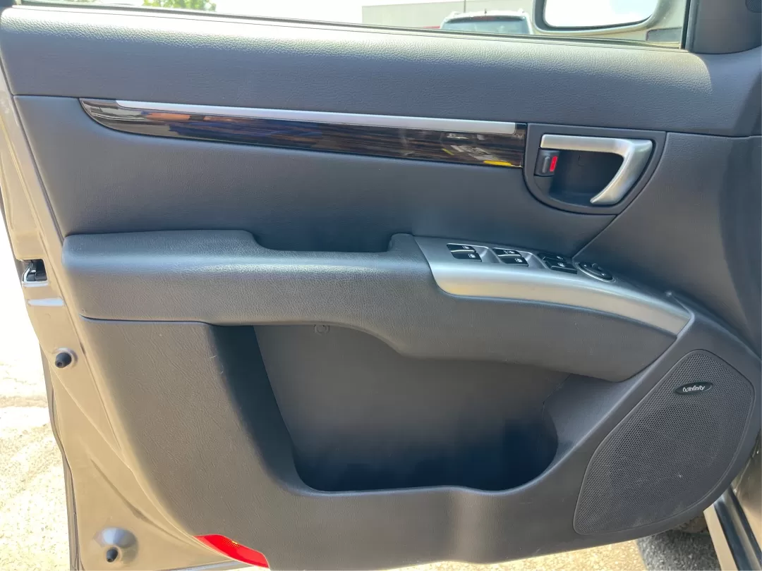 2012 Hyundai Santa Fe Limited V6 (5XYZKDAG0CG) with an 3.5L V-6 DOHC engine, located at 1184 Kauffman Ave, Fairborn, OH, 45324, (937) 908-9800, 39.807072, -84.030914 - **Elevate Your Adventures with the 2012 Hyundai Santa Fe Limited V6 at Advantage Car and Credit in Fairborn, OH!**<br /> <br /> Whether you're planning family road trips, tackling your daily commute, or seeking weekend adventures, the 2012 Hyundai Santa Fe Limited V6 is the perfect companion. With i - Photo#17