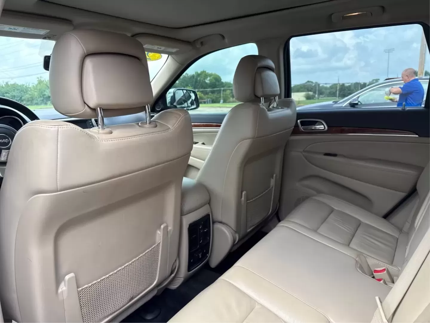 2012 Jeep Grand Cherokee Limited (1C4RJFBGXCC) with an Other engine, located at 401 Woodman Dr, Riverside, OH, 45431, (937) 908-9800, 39.760899, -84.123421 - **Discover Your Next Adventure with the 2012 Jeep Grand Cherokee Limited!**<br /> <br /> At Advantage Car and Credit, we believe that every journey begins with the right vehicle, especially for those who crave adventure. Whether you're navigating through the bustling streets of Fairborn, OH, or emba - Photo#9