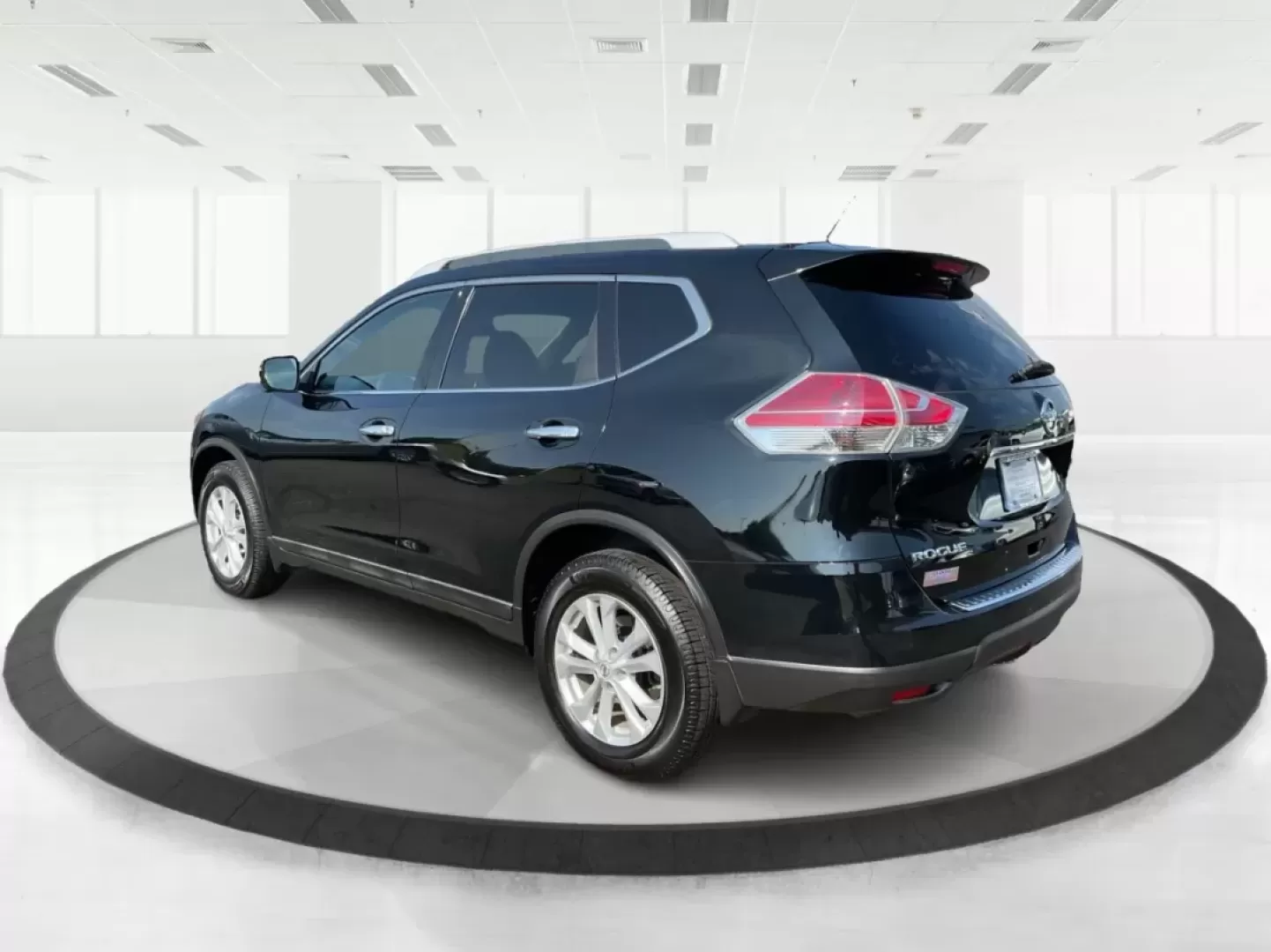 2015 Nissan Rogue SV (5N1AT2MV7FC) with an 2.5L I-4 DOHC engine, located at 4508 South Dixie Dr, Moraine, OH, 45439, (937) 908-9800, 39.689976, -84.218452 - Photo#4