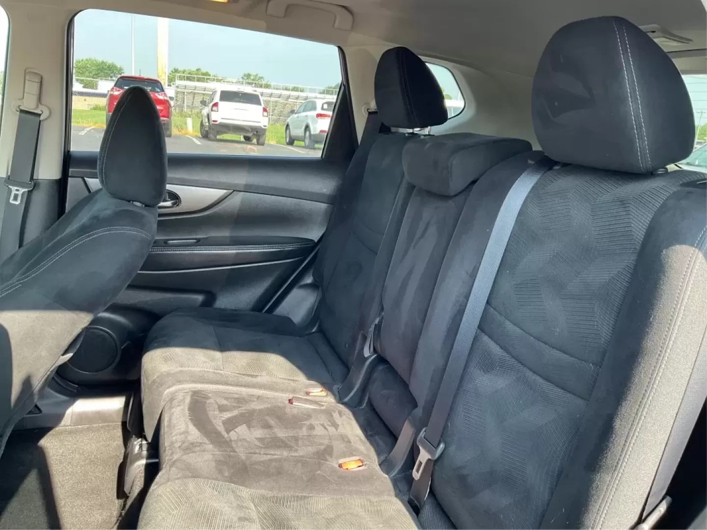 2015 Nissan Rogue SV (5N1AT2MV7FC) with an 2.5L I-4 DOHC engine, located at 4508 South Dixie Dr, Moraine, OH, 45439, (937) 908-9800, 39.689976, -84.218452 - Photo#9