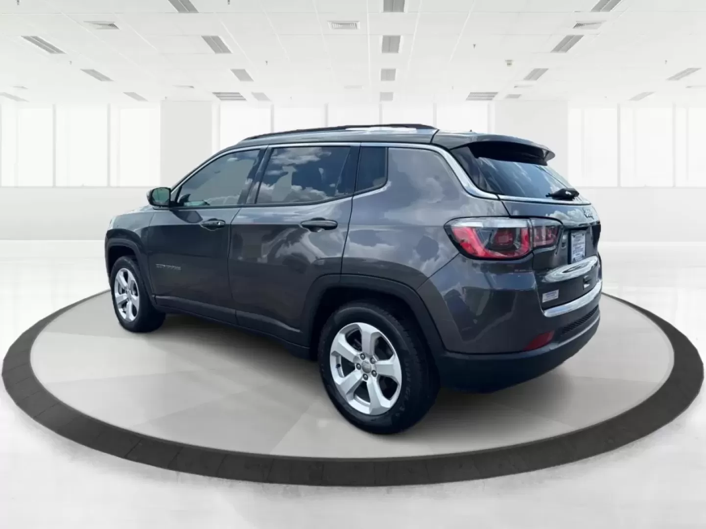 2018 Jeep Compass Latitude FWD (3C4NJCBB1JT) with an 2.4L I-4 variable valve control engine, located at 8750 N County Rd 25A, Piqua, OH, 45356, (937) 908-9800, 40.164391, -84.232513 - Photo#4