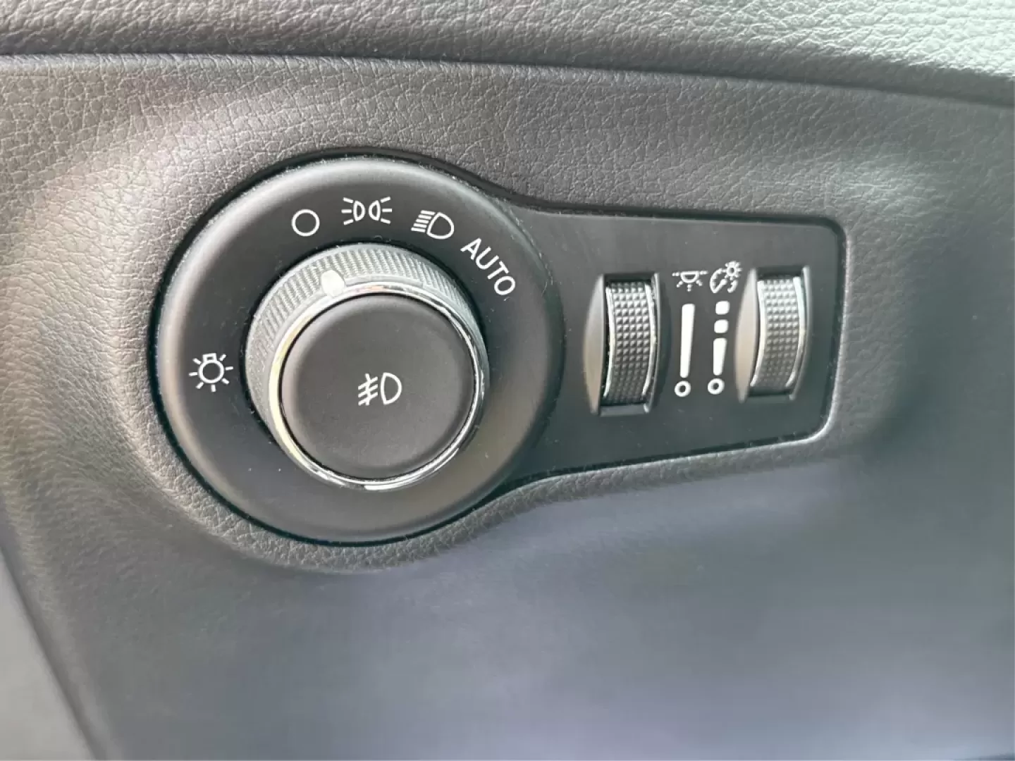 2018 Jeep Compass Latitude FWD (3C4NJCBB1JT) with an 2.4L I-4 variable valve control engine, located at 8750 N County Rd 25A, Piqua, OH, 45356, (937) 908-9800, 40.164391, -84.232513 - Photo#16