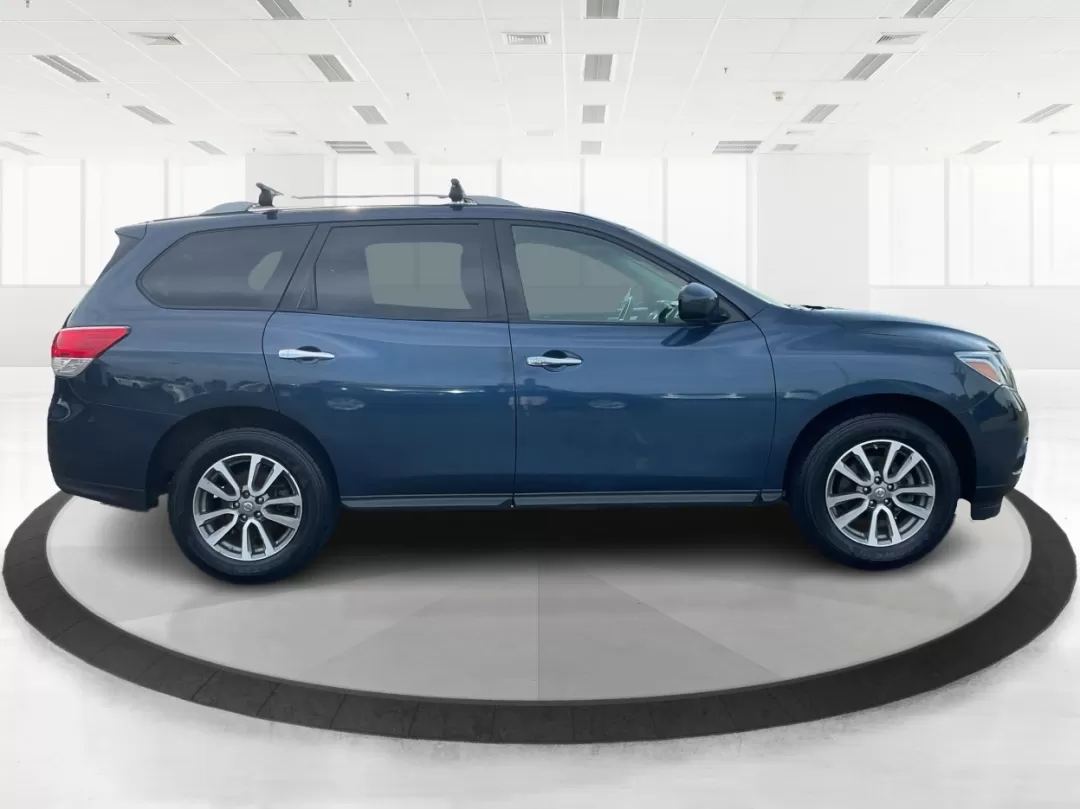 2013 Nissan Pathfinder SV (5N1AR2MM5DC) with an 3.5L V-6 DOHC engine, located at 1230 East Main St, Xenia, OH, 45385, (937) 908-9800, 39.688026, -83.910172 - Photo#1