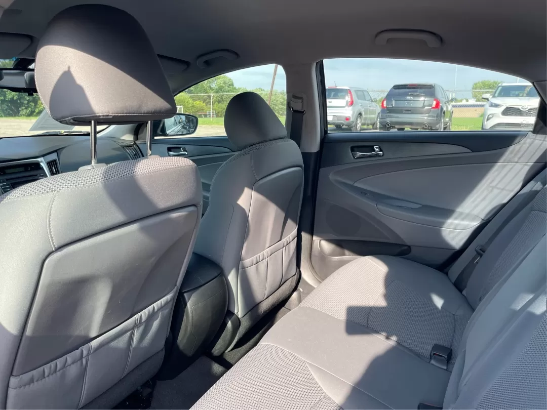 2013 Hyundai Sonata GLS (5NPEB4AC6DH) with an 2.4L I-4 gasoline direct injection engine, located at 401 Woodman Dr, Riverside, OH, 45431, (937) 908-9800, 39.760899, -84.123421 - Photo#9