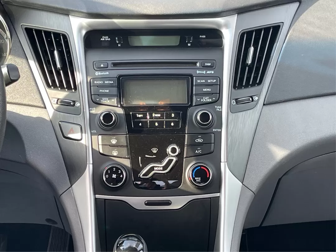2013 Hyundai Sonata GLS (5NPEB4AC6DH) with an 2.4L I-4 gasoline direct injection engine, located at 401 Woodman Dr, Riverside, OH, 45431, (937) 908-9800, 39.760899, -84.123421 - Photo#12