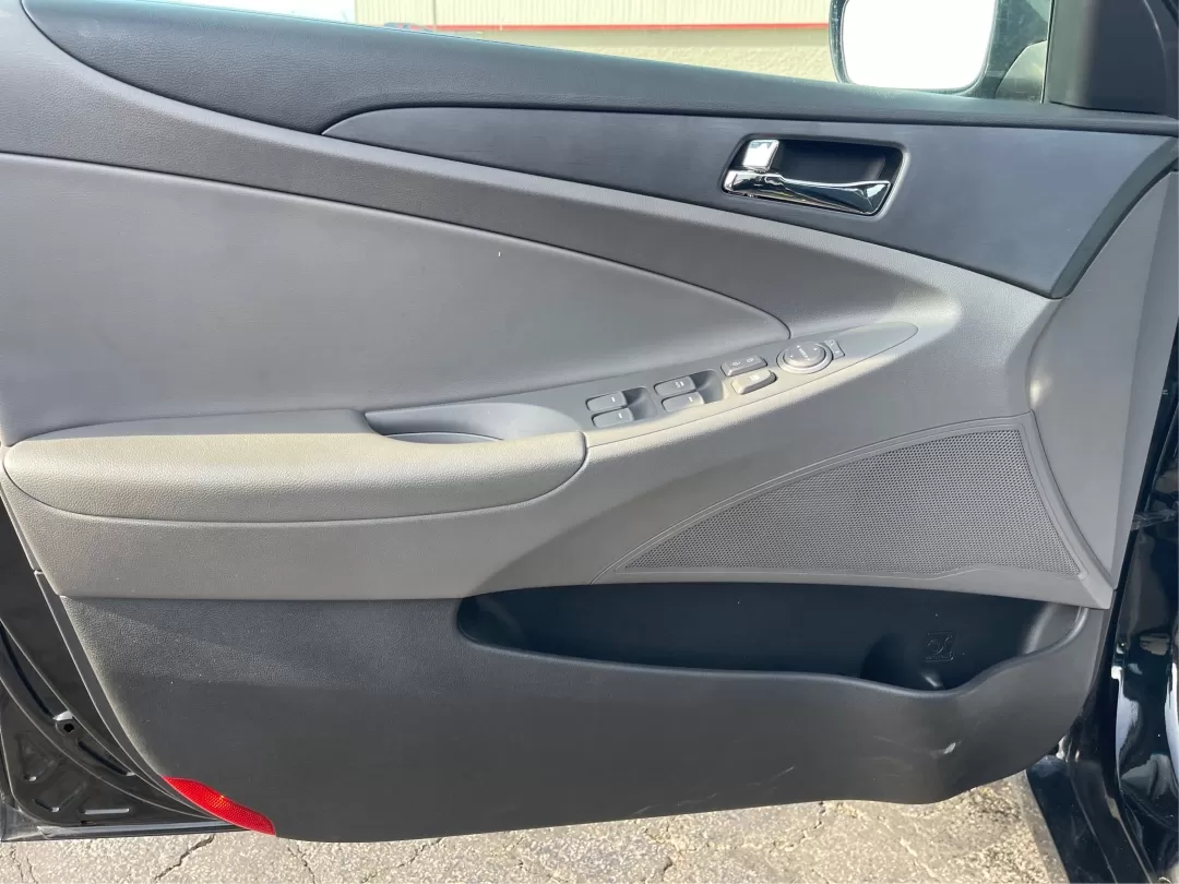 2013 Hyundai Sonata GLS (5NPEB4AC6DH) with an 2.4L I-4 gasoline direct injection engine, located at 401 Woodman Dr, Riverside, OH, 45431, (937) 908-9800, 39.760899, -84.123421 - Photo#18