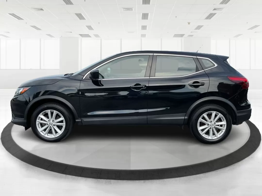 2017 Nissan Rogue S (JN1BJ1CR3HW) with an 2L I-4 gasoline direct injection engine, located at 1951 S Dayton Lakeview Rd., New Carlisle, OH, 45344, (937) 908-9800, 39.890999, -84.050255 - Photo#5