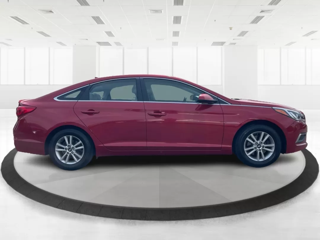 2017 Hyundai Sonata SE (5NPE24AF7HH) with an 2.4L I-4 gasoline direct injection engine, located at 880 E. National Road, Vandalia, OH, 45377, (937) 908-9800, 39.891918, -84.183594 - Photo#1
