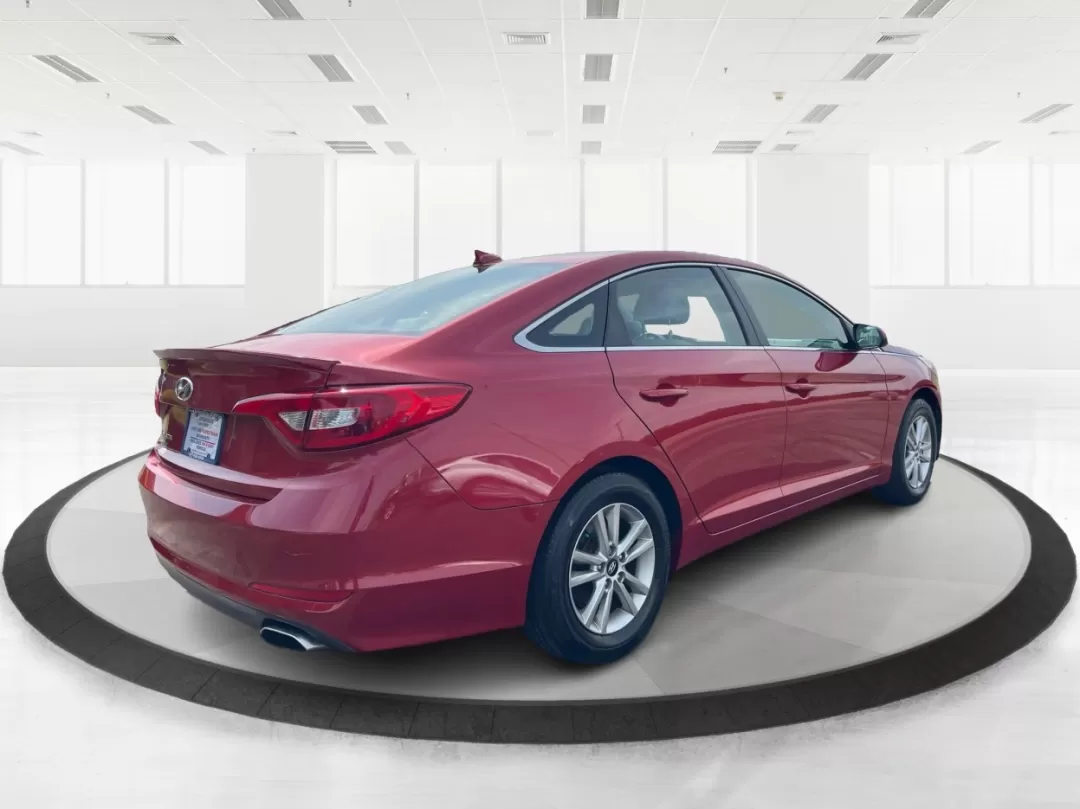 2017 Hyundai Sonata SE (5NPE24AF7HH) with an 2.4L I-4 gasoline direct injection engine, located at 880 E. National Road, Vandalia, OH, 45377, (937) 908-9800, 39.891918, -84.183594 - Photo#2