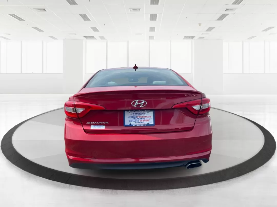 2017 Hyundai Sonata SE (5NPE24AF7HH) with an 2.4L I-4 gasoline direct injection engine, located at 880 E. National Road, Vandalia, OH, 45377, (937) 908-9800, 39.891918, -84.183594 - Photo#3