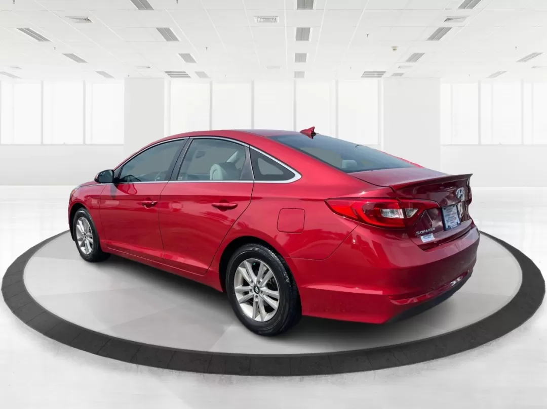 2017 Hyundai Sonata SE (5NPE24AF7HH) with an 2.4L I-4 gasoline direct injection engine, located at 880 E. National Road, Vandalia, OH, 45377, (937) 908-9800, 39.891918, -84.183594 - Photo#4