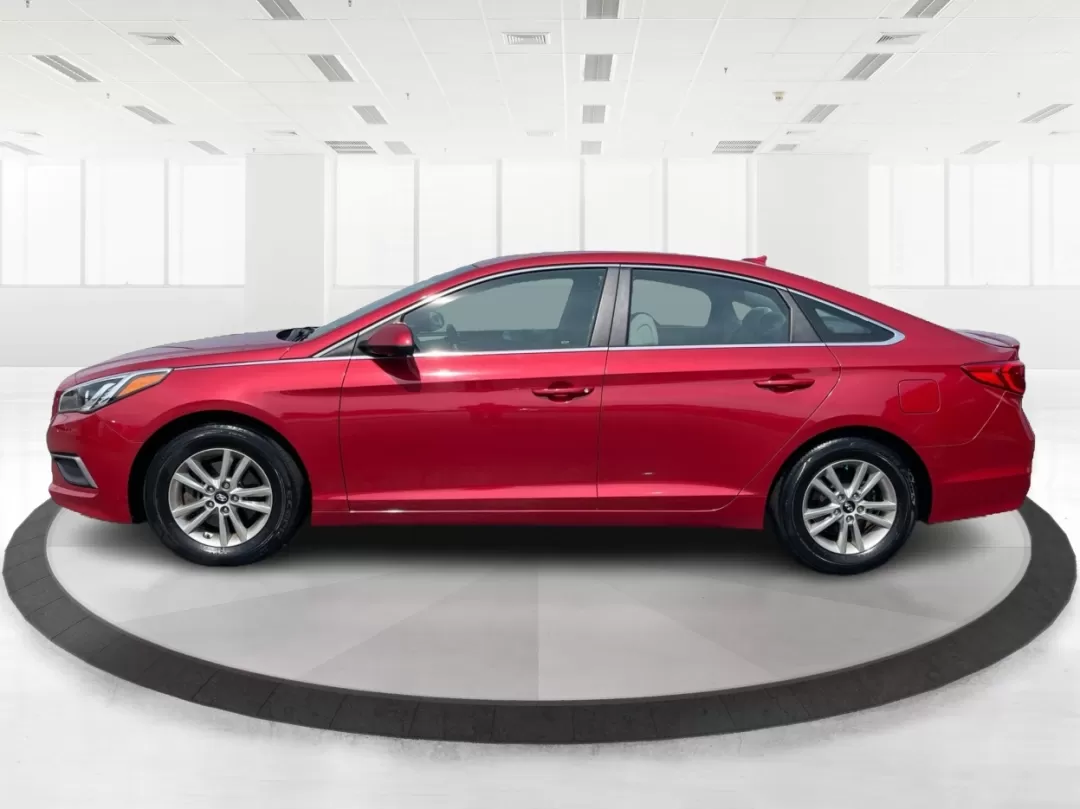 2017 Hyundai Sonata SE (5NPE24AF7HH) with an 2.4L I-4 gasoline direct injection engine, located at 880 E. National Road, Vandalia, OH, 45377, (937) 908-9800, 39.891918, -84.183594 - Photo#5