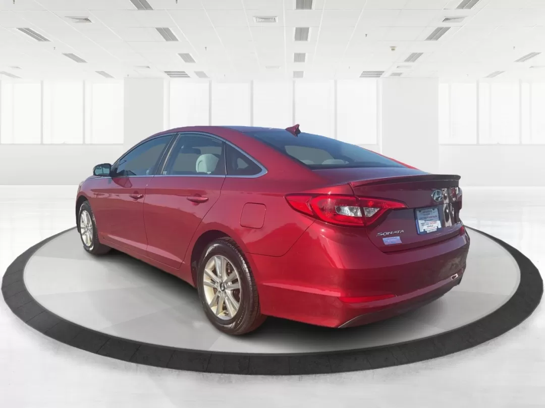 2015 Hyundai Sonata SE (5NPE24AFXFH) with an 2.4L I-4 gasoline direct injection engine, located at 1099 N County Rd 25A , Troy, OH, 45373, (937) 908-9800, 40.057079, -84.212883 - Discover the perfect balance of style, comfort, and reliability with the 2015 Hyundai Sonata SE, available now at Advantage Car and Credit in Fairborn, OH. Whether you're commuting to work, running errands in the nearby neighborhoods of Wright-Patterson Air Force Base, or heading out for a weekend a - Photo#4