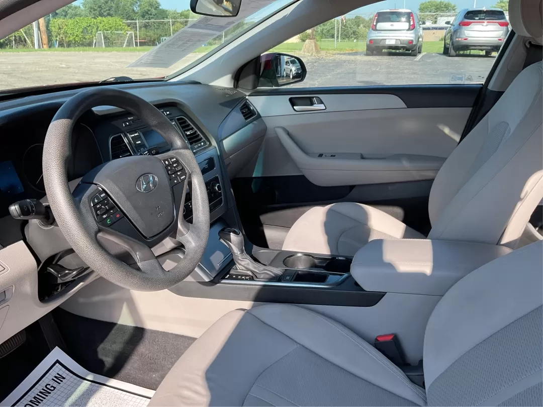 2015 Hyundai Sonata SE (5NPE24AFXFH) with an 2.4L I-4 gasoline direct injection engine, located at 1099 N County Rd 25A , Troy, OH, 45373, (937) 908-9800, 40.057079, -84.212883 - Discover the perfect balance of style, comfort, and reliability with the 2015 Hyundai Sonata SE, available now at Advantage Car and Credit in Fairborn, OH. Whether you're commuting to work, running errands in the nearby neighborhoods of Wright-Patterson Air Force Base, or heading out for a weekend a - Photo#9
