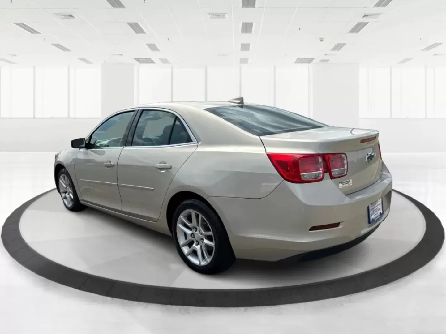 2015 Chevrolet Malibu 1LT (1G11C5SL5FF) with an ECOTEC 2.5L I-4 gasoline direct injection engine, located at 880 E. National Road, Vandalia, OH, 45377, (937) 908-9800, 39.891918, -84.183594 - Are you in the market for a reliable sedan that's perfect for daily commutes and weekend getaways alike? Look no further than this stunning 2015 Chevrolet Malibu 1LT, available now at Advantage Car and Credit in Fairborn, OH. This vehicle is not just a car; it's a lifestyle upgrade designed for budg - Photo#4