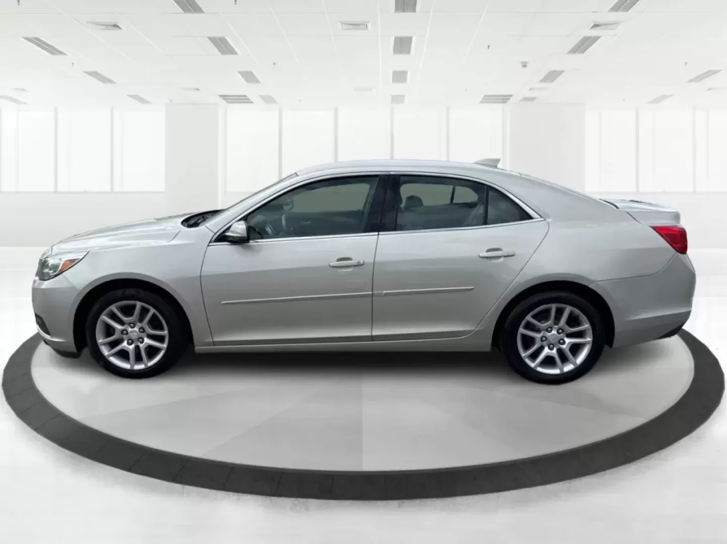 2015 Chevrolet Malibu 1LT (1G11C5SL5FF) with an ECOTEC 2.5L I-4 gasoline direct injection engine, located at 880 E. National Road, Vandalia, OH, 45377, (937) 908-9800, 39.891918, -84.183594 - Are you in the market for a reliable sedan that's perfect for daily commutes and weekend getaways alike? Look no further than this stunning 2015 Chevrolet Malibu 1LT, available now at Advantage Car and Credit in Fairborn, OH. This vehicle is not just a car; it's a lifestyle upgrade designed for budg - Photo#5