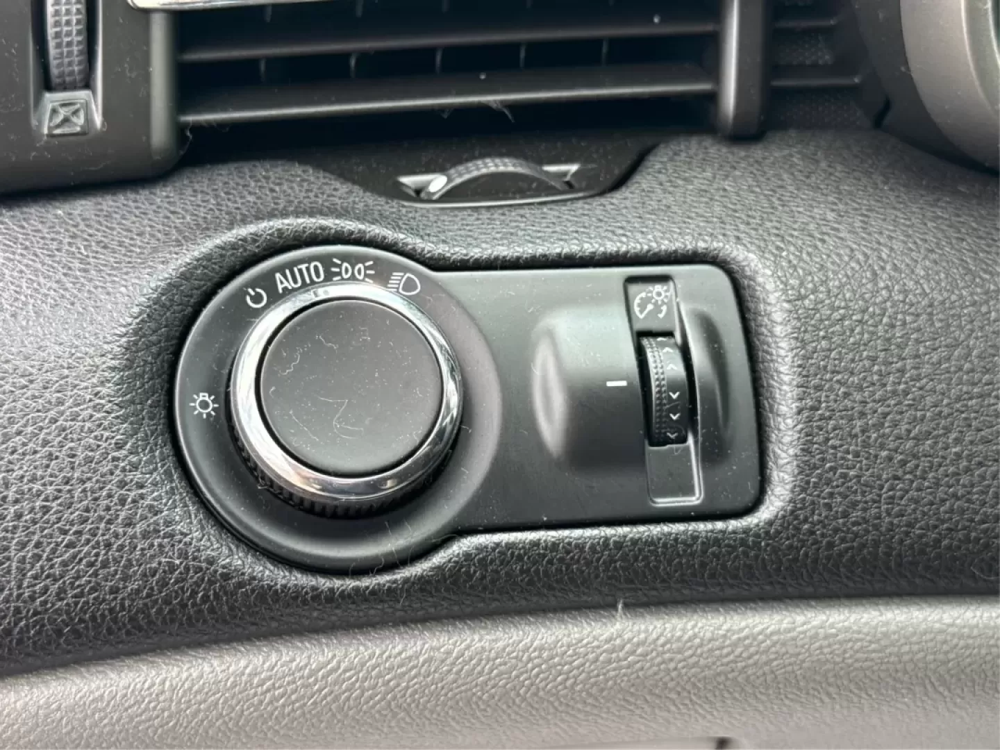 2015 Chevrolet Malibu 1LT (1G11C5SL5FF) with an ECOTEC 2.5L I-4 gasoline direct injection engine, located at 880 E. National Road, Vandalia, OH, 45377, (937) 908-9800, 39.891918, -84.183594 - Are you in the market for a reliable sedan that's perfect for daily commutes and weekend getaways alike? Look no further than this stunning 2015 Chevrolet Malibu 1LT, available now at Advantage Car and Credit in Fairborn, OH. This vehicle is not just a car; it's a lifestyle upgrade designed for budg - Photo#17