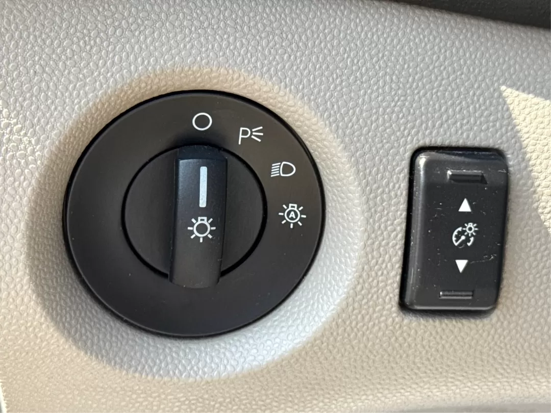 2015 Ford Fiesta SE (3FADP4BJ4FM) with an EcoBoost 1L I-3 gasoline direct injection engine, located at 8750 N County Rd 25A, Piqua, OH, 45356, (937) 908-9800, 40.164391, -84.232513 - Photo#17