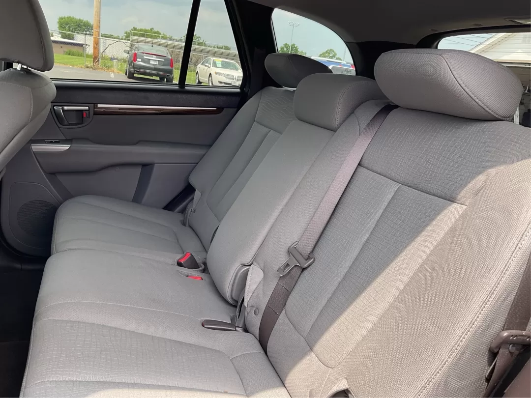 2010 Hyundai Santa Fe GLS (5NMSG3AB3AH) with an 2.4L I-4 DOHC engine, located at 1099 N County Rd 25A , Troy, OH, 45373, (937) 908-9800, 40.057079, -84.212883 - Photo#10