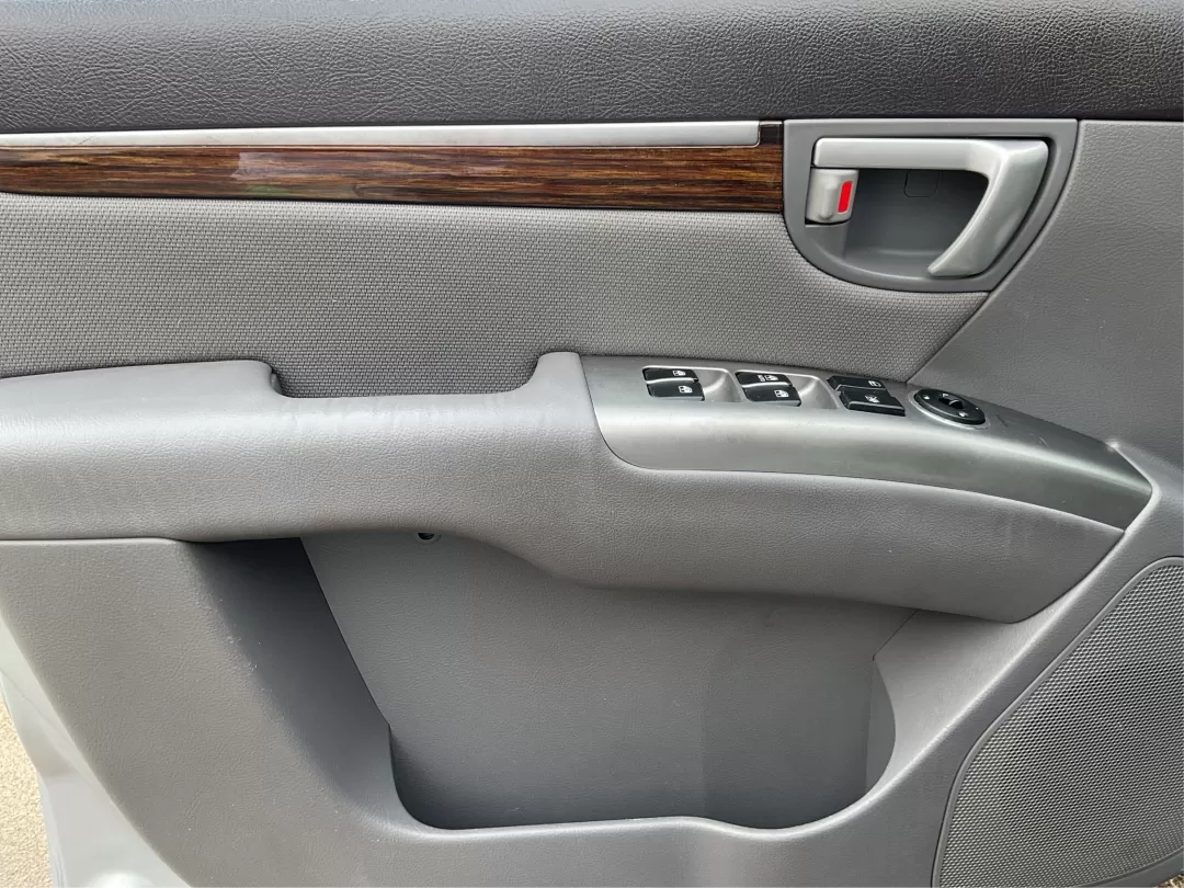 2010 Hyundai Santa Fe GLS (5NMSG3AB3AH) with an 2.4L I-4 DOHC engine, located at 1099 N County Rd 25A , Troy, OH, 45373, (937) 908-9800, 40.057079, -84.212883 - Photo#17