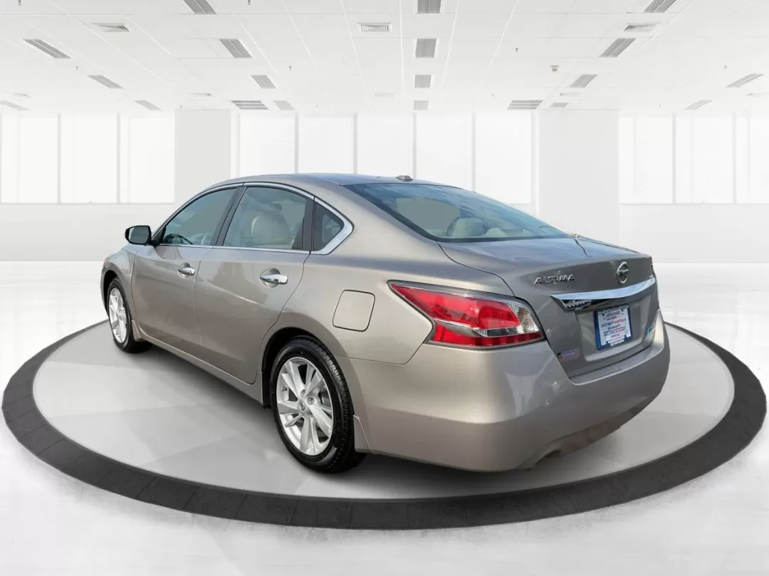 2014 Nissan Altima 2.5 SL (1N4AL3AP7EC) with an 2.5L I-4 DOHC engine, located at 4508 South Dixie Dr, Moraine, OH, 45439, (937) 908-9800, 39.689976, -84.218452 - Experience the perfect blend of comfort and reliability with the 2014 Nissan Altima 2.5 SL, available at Advantage Car and Credit in Fairborn, OH. This sedan is not just a means of transportation; it's a lifestyle choice for those who value efficiency and style, making it ideal for long commutes or - Photo#4