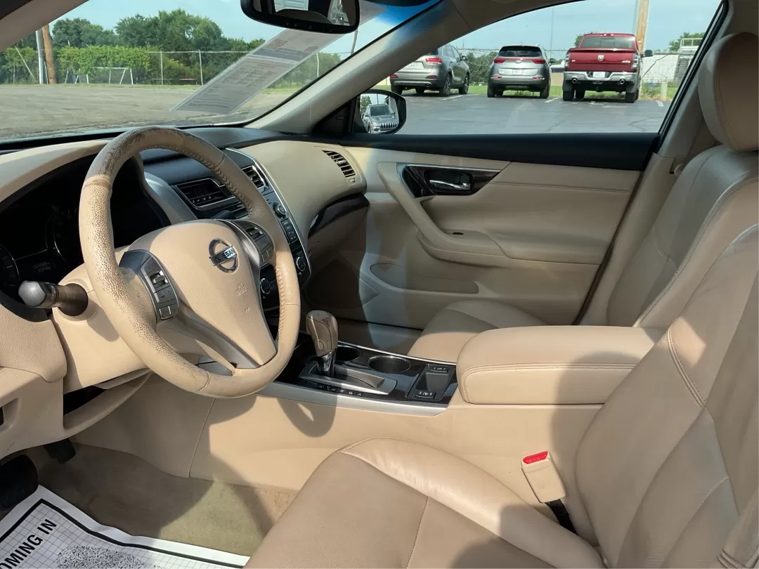 2014 Nissan Altima 2.5 SL (1N4AL3AP7EC) with an 2.5L I-4 DOHC engine, located at 4508 South Dixie Dr, Moraine, OH, 45439, (937) 908-9800, 39.689976, -84.218452 - Experience the perfect blend of comfort and reliability with the 2014 Nissan Altima 2.5 SL, available at Advantage Car and Credit in Fairborn, OH. This sedan is not just a means of transportation; it's a lifestyle choice for those who value efficiency and style, making it ideal for long commutes or - Photo#9