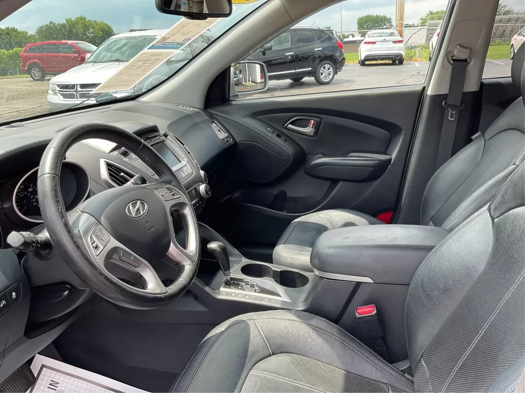 2010 Hyundai Tucson Limited (KM8JUCAC0AU) with an Theta II 2.4L I-4 DOHC engine, located at 4508 South Dixie Dr, Moraine, OH, 45439, (937) 908-9800, 39.689976, -84.218452 - **Adventure Awaits with the 2010 Hyundai Tucson Limited at Advantage Car and Credit!**<br /> <br /> Are you ready to embark on new adventures with your family or explore the great outdoors? The 2010 Hyundai Tucson Limited is the perfect companion for anyone who craves versatility and comfort-ideal f - Photo#9