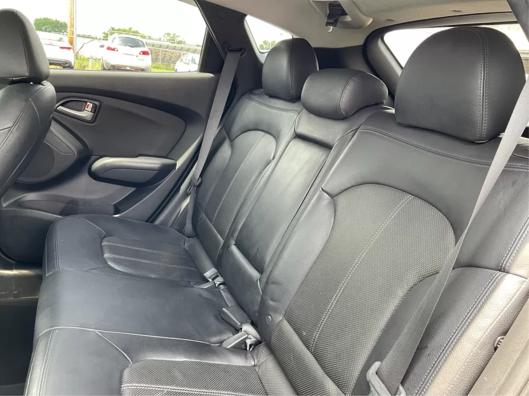 2010 Hyundai Tucson Limited (KM8JUCAC0AU) with an Theta II 2.4L I-4 DOHC engine, located at 4508 South Dixie Dr, Moraine, OH, 45439, (937) 908-9800, 39.689976, -84.218452 - **Adventure Awaits with the 2010 Hyundai Tucson Limited at Advantage Car and Credit!**<br /> <br /> Are you ready to embark on new adventures with your family or explore the great outdoors? The 2010 Hyundai Tucson Limited is the perfect companion for anyone who craves versatility and comfort-ideal f - Photo#10