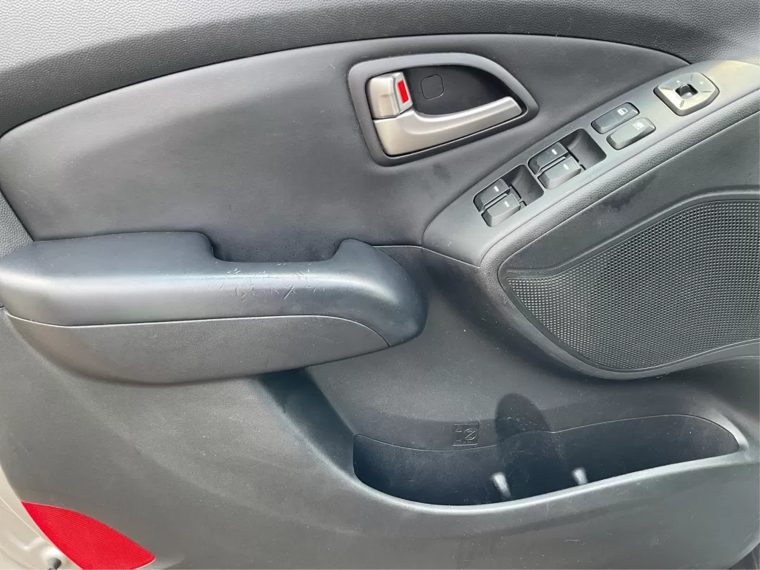 2010 Hyundai Tucson Limited (KM8JUCAC0AU) with an Theta II 2.4L I-4 DOHC engine, located at 4508 South Dixie Dr, Moraine, OH, 45439, (937) 908-9800, 39.689976, -84.218452 - **Adventure Awaits with the 2010 Hyundai Tucson Limited at Advantage Car and Credit!**<br /> <br /> Are you ready to embark on new adventures with your family or explore the great outdoors? The 2010 Hyundai Tucson Limited is the perfect companion for anyone who craves versatility and comfort-ideal f - Photo#18