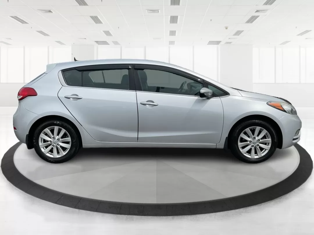 2014 Kia Forte EX (KNAFX5A88E5) with an 2L I-4 gasoline direct injection engine, located at 401 Woodman Dr, Riverside, OH, 45431, (937) 908-9800, 39.760899, -84.123421 - **Discover Your Next Adventure with the 2014 Kia Forte EX at Advantage Car and Credit!**<br /> <br /> Are you ready to elevate your daily commute or embark on weekend adventures? The 2014 Kia Forte EX is the perfect companion, whether you're navigating the bustling streets of Fairborn, OH, or hittin - Photo#1
