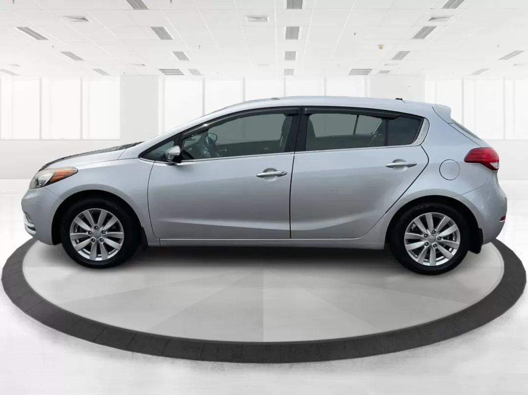 2014 Kia Forte EX (KNAFX5A88E5) with an 2L I-4 gasoline direct injection engine, located at 401 Woodman Dr, Riverside, OH, 45431, (937) 908-9800, 39.760899, -84.123421 - **Discover Your Next Adventure with the 2014 Kia Forte EX at Advantage Car and Credit!**<br /> <br /> Are you ready to elevate your daily commute or embark on weekend adventures? The 2014 Kia Forte EX is the perfect companion, whether you're navigating the bustling streets of Fairborn, OH, or hittin - Photo#5